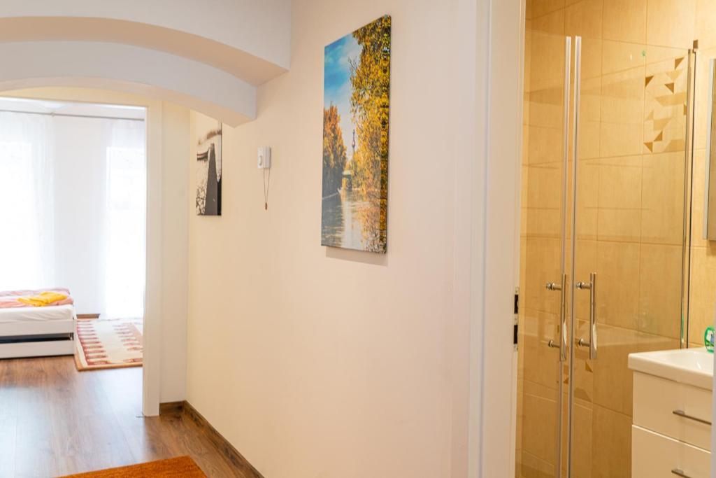 Dana'S Apartment Beim Augarten Виена Екстериор снимка