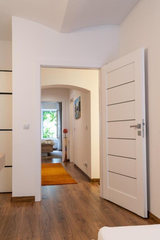 Dana'S Apartment Beim Augarten Виена Екстериор снимка